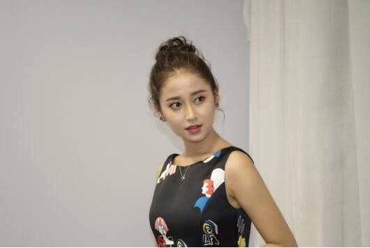 青年演员凯迪丽娅受邀出席北京时装周黑色印花礼服活泼亮相