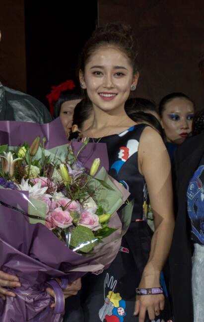 青年演员凯迪丽娅受邀出席北京时装周黑色印花礼服活泼亮相