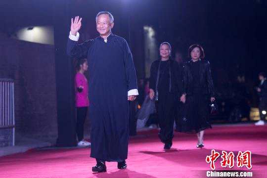 杜琪峰当晚身着一席长袍大褂出席红毯仪式。　胡健 摄