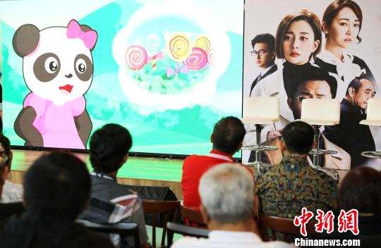 图为现场播放动画片《中国熊猫》片花。　林永传 摄