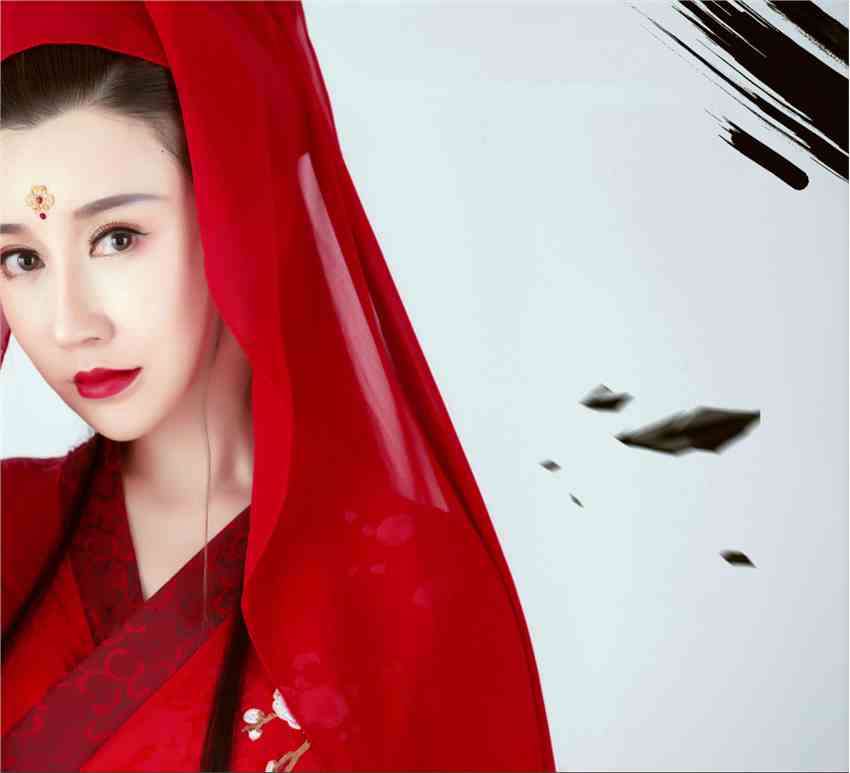 姜彦希亮相《神探忠犬》首映礼，一身红装，网友“挑战东方不败”