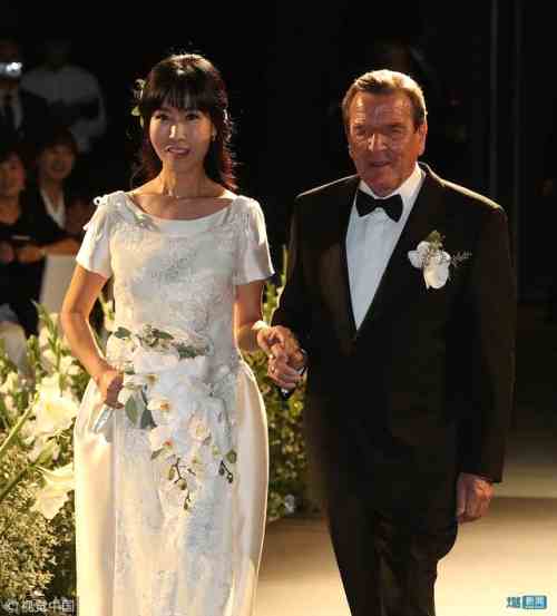 首例！“五婚”德前总理施罗德蜜月带上黄奕前夫姜凯，韩国妻子做向导