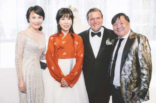 首例！“五婚”德前总理施罗德蜜月带上黄奕前夫姜凯，韩国妻子做向导