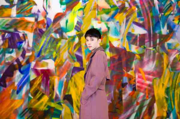 权沛伦出席2018 ART021上海廿一当代艺术博览会 恬静少年 尽显魅力