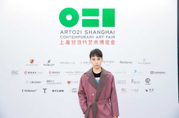 权沛伦出席2018 ART021上海廿一当代艺术博览会 恬静少年 尽显魅力