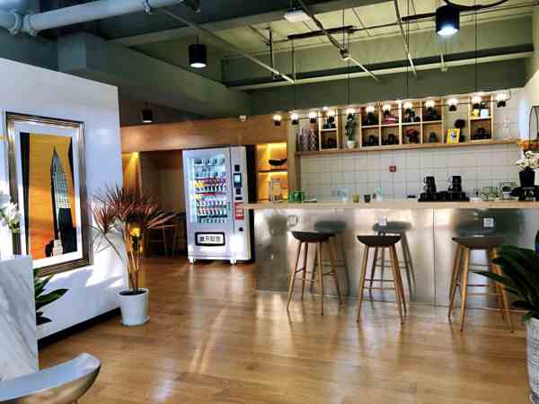 (備注：烏鎮(zhèn)互聯(lián)網(wǎng)展會，香港財(cái)政司司長來久融展臺參觀)