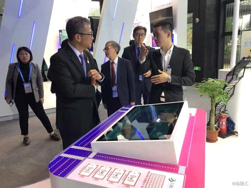 (備注：烏鎮(zhèn)互聯(lián)網(wǎng)展會，香港財(cái)政司司長來久融展臺參觀)