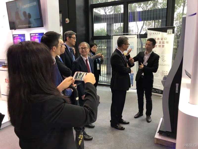 (備注：烏鎮(zhèn)互聯(lián)網(wǎng)展會，香港財(cái)政司司長來久融展臺參觀)