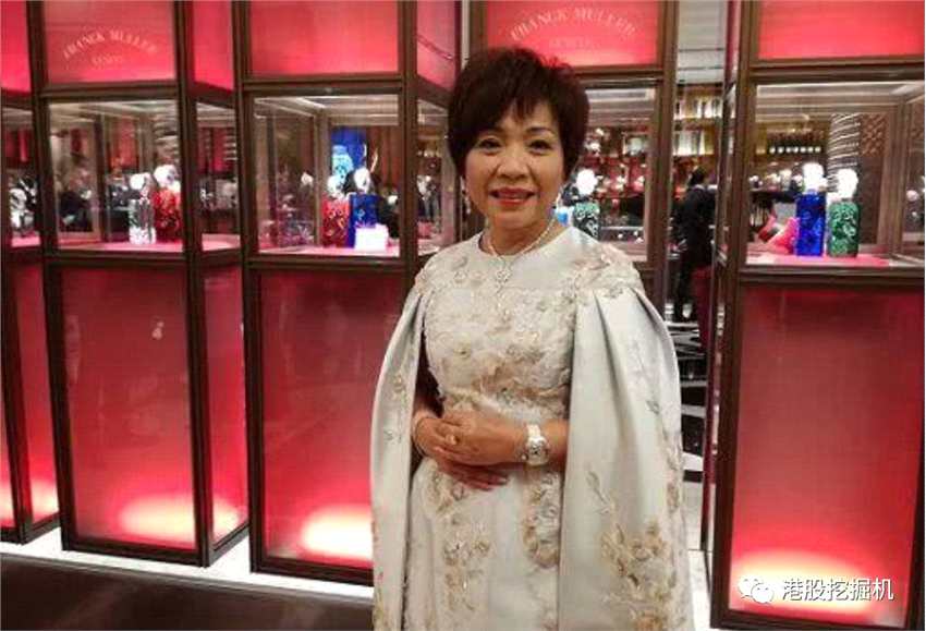 朱李月华，人称“朱太”，为金利丰行政总裁，赌场大亨李惠文之女，因曾经参与了香港金融市场数宗轰动的收购，被媒体称为“壳后”。
