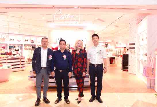 跨界合作是H&M、優(yōu)衣庫等快時尚服裝品牌的普遍玩法，在這方面都市麗人也是屢試不爽。繼2017年首次聯(lián)名合作后，今年3月份都市麗人再次聯(lián)名國際名模林志玲推出了Lady Goddess女神系列內(nèi)衣。而公司還透露，除了與林志玲聯(lián)名推出女神系列內(nèi)衣外，未來還將繼續(xù)探索其他跨界模式，并推出新的產(chǎn)品系列。