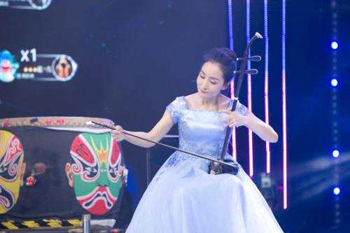 蔡阳在直播中演奏电影《大鱼海棠》主题曲。