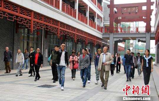 与会者参观考察中国·罗浮山影视文化产业基地。　宋秀杰 摄