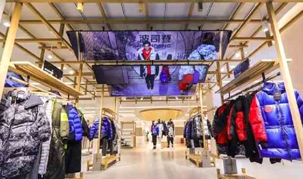 一個(gè)最典型的的現(xiàn)象就是現(xiàn)在很多年輕人愿意花大價(jià)錢(qián)買(mǎi)衣服鞋子包包，然而在大家看不到的視線范圍內(nèi)的生活用品，卻往往都是便宜好用為主。可能你看到他穿的鞋子是阿迪耐克的，但是襪子卻可能買(mǎi)的是優(yōu)衣庫(kù)的。