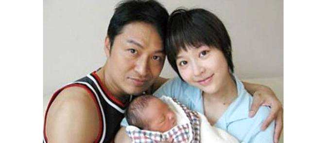 56岁马景涛晒两个儿子合影，35岁前妻甜美似少女