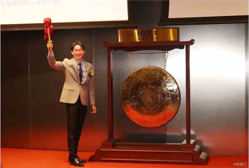 卓越教育集團(tuán)創(chuàng)始人兼CEO唐俊京先生現(xiàn)場敲鐘