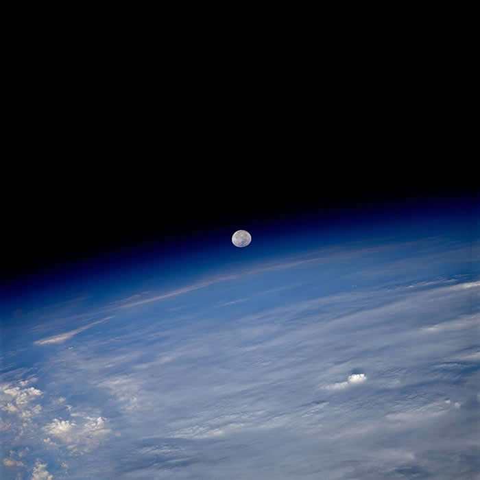 从国际太空站（International Space Station）所拍摄的这张影像中，月亮似乎悬挂在地球大气层与太空的黑暗之间。 PHOTOGRAPHY B