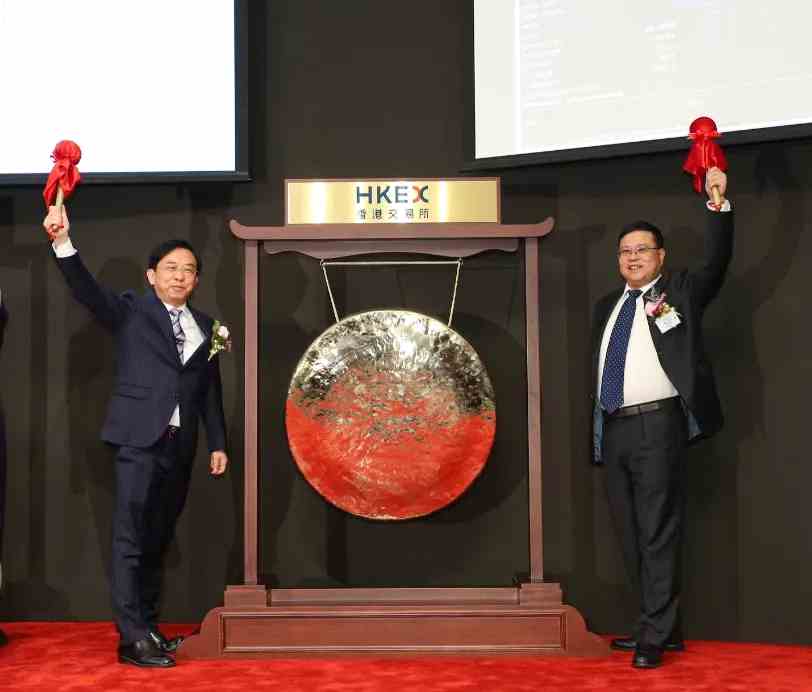 圖為成都市委常委、市政府常務(wù)副市長謝瑞武，成都交投集團黨委書記、董事長冉亞林為上市開鑼