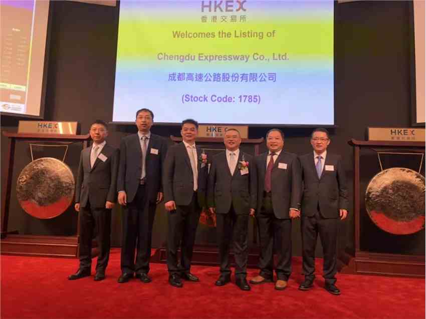 圖為成都市委常委、市政府常務(wù)副市長謝瑞武，成都交投集團黨委書記、董事長冉亞林為上市開鑼