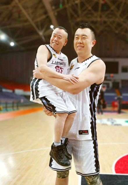 潘长江被身高215篮球运动员公主抱？网友直呼：毫无P图痕迹！