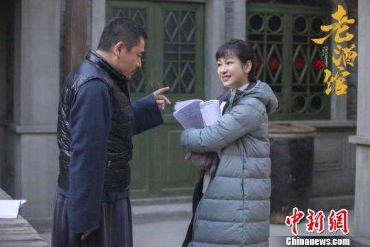 《老酒馆》拍摄中，陈宝国与饰演谷三妹的秦海璐。剧组供图