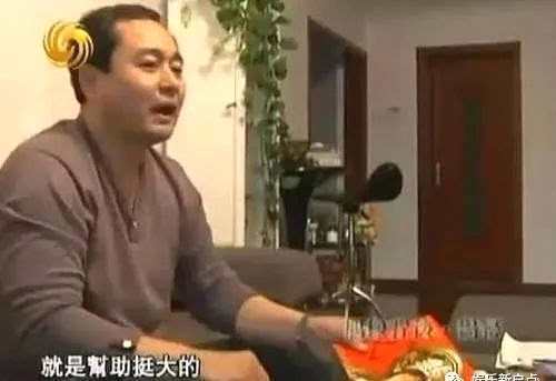 杨幂为什么这么火？杨幂能大红大紫全靠这个男人，这张合照出卖了她