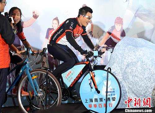 12月18日，由香港博爱医院主办“博爱单车百万行2018”将于明年3月在香港昂船洲大桥举行。 当日，台湾知名歌手任贤齐以活动大使出席发布会，为活动掀起序幕。中新社记者 谭达明 摄