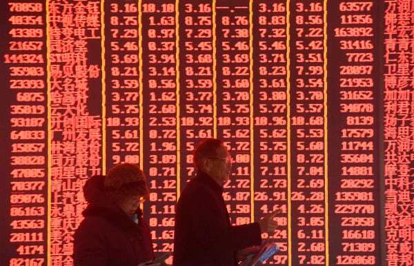2月11日，股民在浙江杭州一证券交易场所关注股市行情。