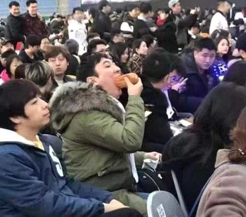 王思聪评论限定热狗只发了一个问号!王思聪个站为什么叫限定热狗