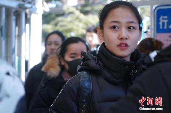 2月16日，北京电影学院艺考拉开序幕。图为考生考试结束后走出校门。中新社记者 张兴龙 摄