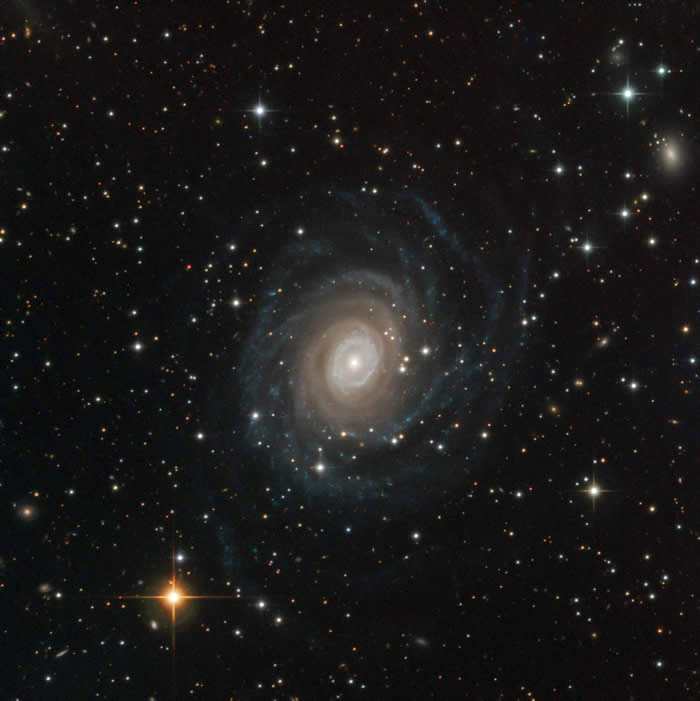 旋涡星系NGC 6902被选为盖尼米得望远镜的首个观测目标