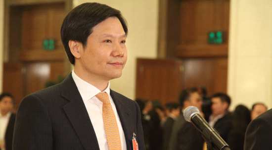 已是第七年履職的全國人大代表、小米集團(tuán)創(chuàng)始人、董事長兼CEO雷軍，今年向大會提交了三份建議，分別是《關(guān)于布局5G應(yīng)用、推動物聯(lián)網(wǎng)創(chuàng)新發(fā)展的建議》、《關(guān)于提高創(chuàng)新能力、大力發(fā)展商業(yè)航天產(chǎn)業(yè)的建議》和《關(guān)于進(jìn)一步深化落實(shí)信息無障礙建設(shè)的建議》。