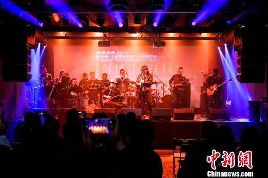 杭盖乐队新专辑全球发布会7日在北京举行，《杭盖与铜管》开创中西方音乐对话新形式。　闫晓虹 摄