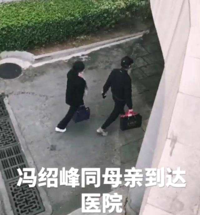 冯绍峰妈妈医院探望赵丽颖 穿的鞋子是亮点被赞细心婆婆