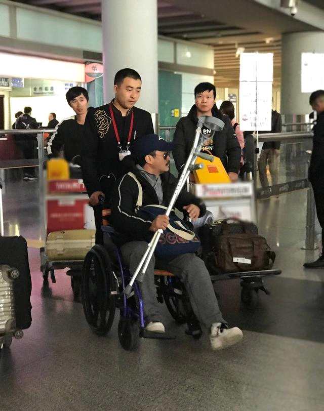 吴京机场被偶遇疑旧伤复发 坐轮椅抱着拐杖让人心疼