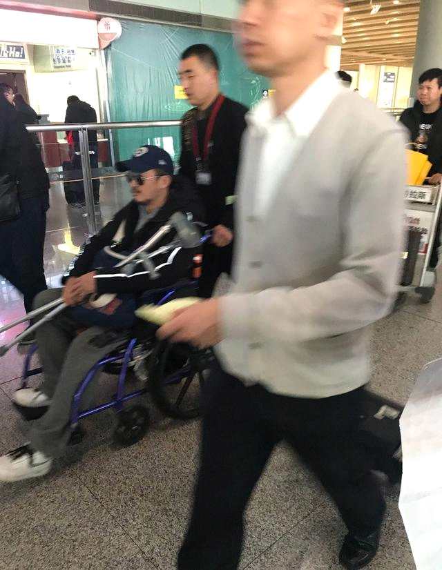 吴京机场被偶遇疑旧伤复发 坐轮椅抱着拐杖让人心疼
