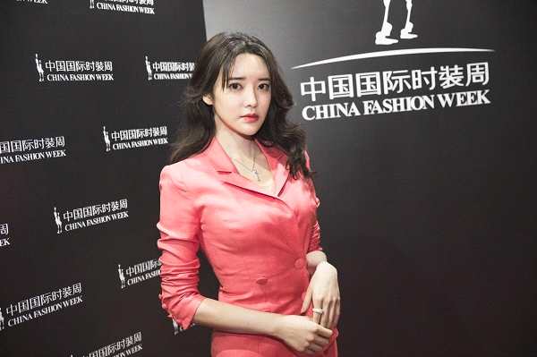 中国国际时装周在京开幕，青年演员张璇受邀出席红毯