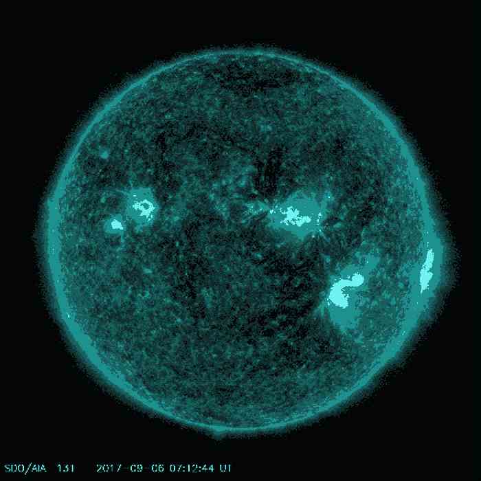美国航天总署太阳动力学天文台在2017年9月所拍摄到的两次太阳闪焰爆发。 PHOTOGRAPH BY NASA, GSFC/ SDO