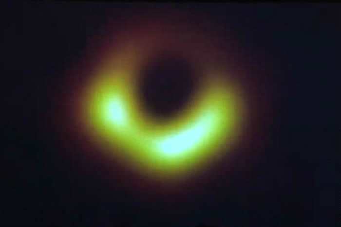 “事件视界望远镜”（EHT）今日曝光人类历史上第一张黑洞照片