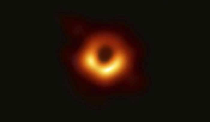 「事件视界望远镜」拍下首张黑洞影像， 距离地球5500万光年 。
