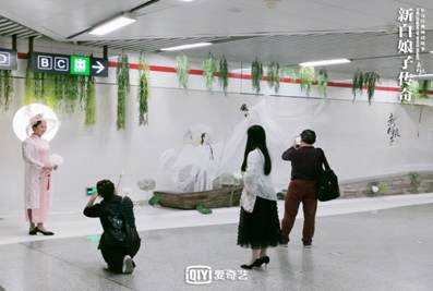 地铁站成打卡胜地《新白娘子传奇》凭“最美古风营销”刷屏