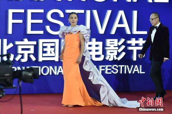 4月13日，第九届北京国际电影节开幕，众星云集开幕式红毯。图为刘嘉玲亮相开幕式红毯。记者 翟璐 摄
