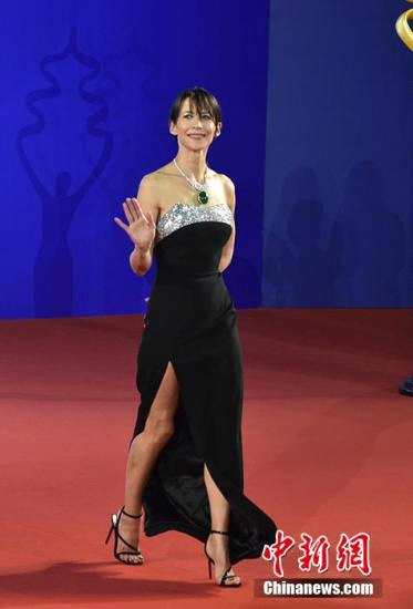 4月13日，第九届北京国际电影节开幕，众星云集开幕式红毯。图为苏菲·玛索亮相开幕式红毯，胸前超大翡翠华丽吸睛。记者 翟璐 摄