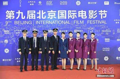 图为《中国机长》剧组亮相红毯。记者 翟璐 摄
