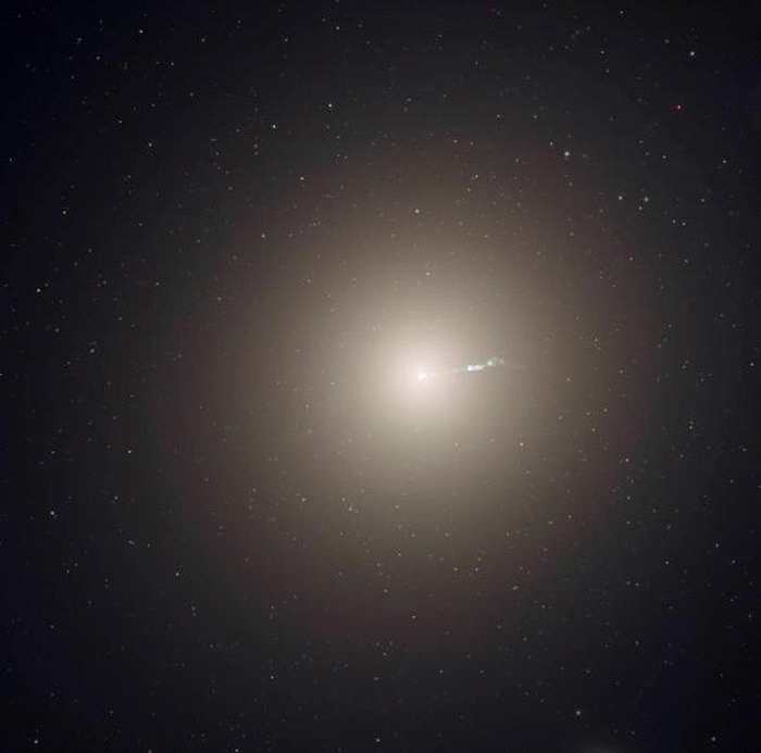 椭圆星系M87是邻近的室女座星系团的主要成员，包含数兆颗恒星、一个超大质量黑洞和大约1万5000个球状星团。 相比之下，我们的银河系只有几千亿颗恒星和大约150