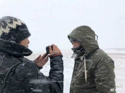 胡歌雪中赏景感受自然风光 骑摩托车酷帅有型照片曝光