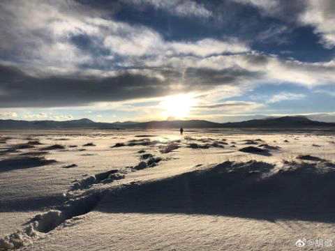 胡歌雪中赏景感受自然风光 骑摩托车酷帅有型照片曝光