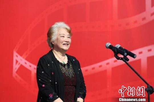 81岁的着名表演艺术家祝希娟老师现场祝贺。顺庆新闻办供图