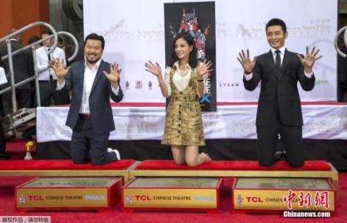 资料图：赵薇与黄晓明、导演林诣彬在好莱坞中国大剧院前留下自己的手印、鞋印和签名。