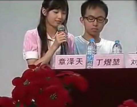 章泽天清华时期学生照曝光超清纯 身穿粉色上衣人群中很亮眼