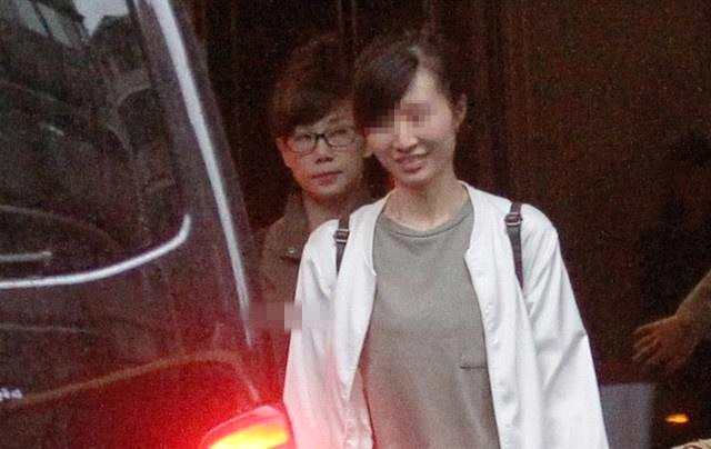 李宗盛林忆莲同框怎么回事？李宗盛女儿正面照曝光面容姣好身材高挑